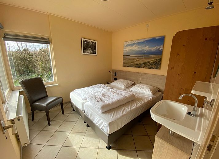 Sonnige Terrasse im Ferienhaus Tuinwal in Oosterend Texel, umgeben von der Natur auf den Watteninseln.