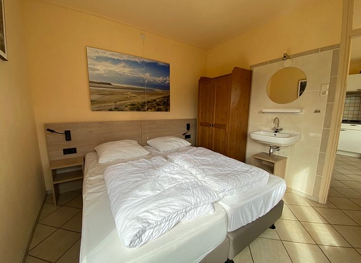 Sonnige Terrasse im Ferienhaus Tuinwal in Oosterend Texel, umgeben von der Natur auf den Watteninseln.