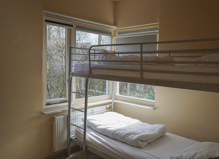 Sonnige Terrasse im Ferienhaus Tuinwal in Oosterend Texel, umgeben von der Natur auf den Watteninseln.