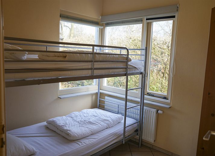 Gemuetliches Wohnzimmer im Tuinwal Ferienhaus Oosterend Texel, mit bequemer Sitz- und Essecke.