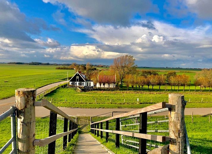 Stimmungsvoller Abend mit Grillfeuer auf der Terrasse von 't Kaaps Huussie, Ferienhaus in Oosterend, Texel, Watteninseln.