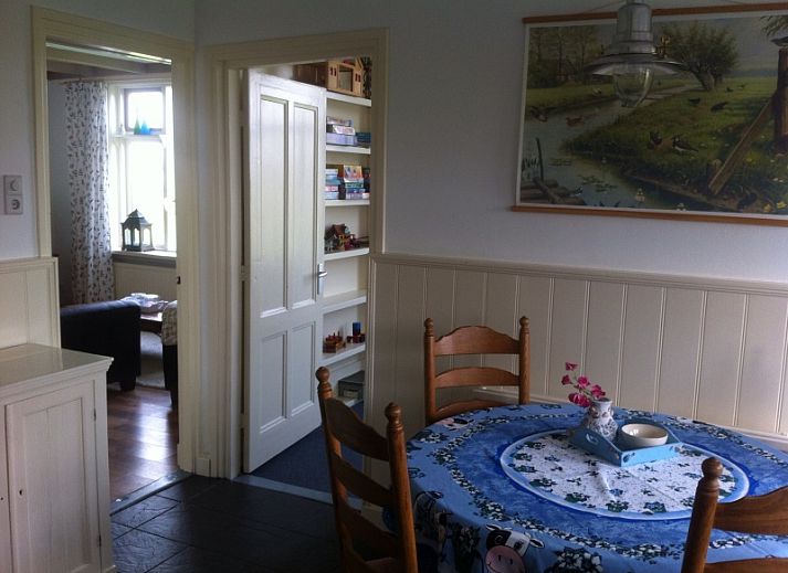 Gemuetlicher Garten des Ferienhauses De Viersprong in Oosterend, Texel mit Terrasse und ueppiger Natur.