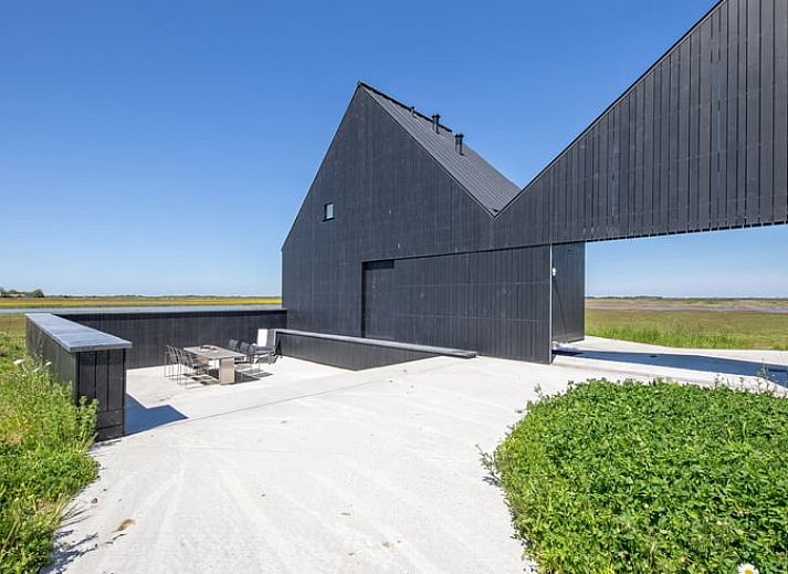 Stijlvolle keuken in Vakantiehuis in Oosterend, Texel met uitzicht op het groene landschap van de Waddeneilanden.