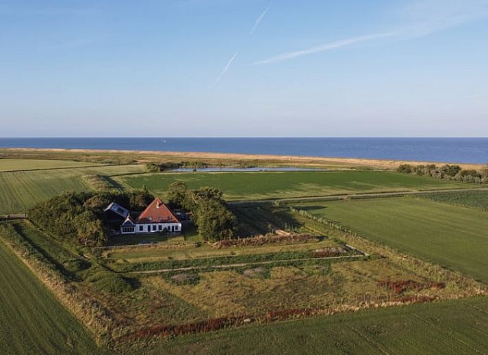 Ferienhaus in Oosterend auf Texel mit grossem Garten und gruener Umgebung.