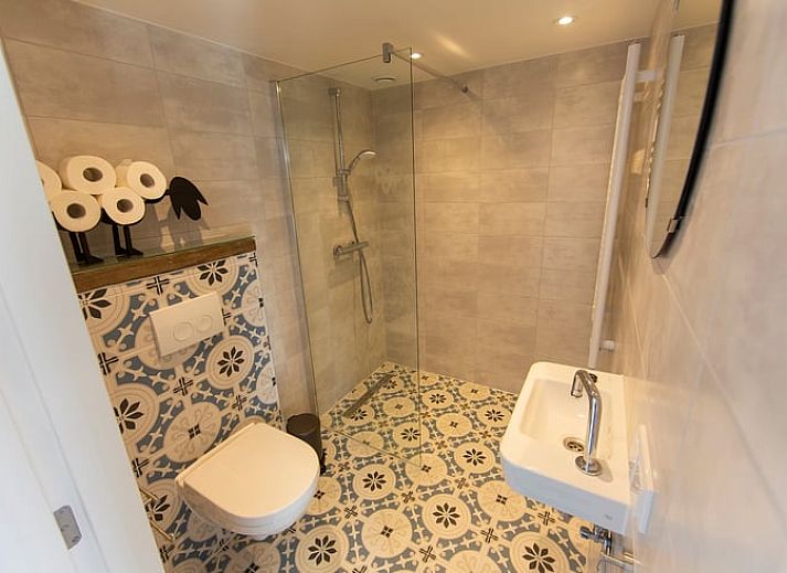 Luftaufnahme des Ferienhauses in Oosterend, Texel, mit Blick auf Meer und Wiesen.