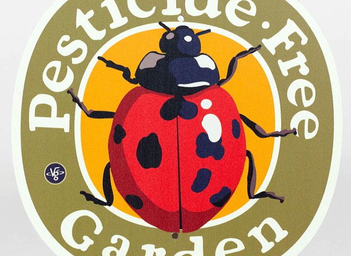 Gemuetlicher Innenbereich des Ferienhauses in Oosterend, Texel, mit Essbereich und offener Treppe.