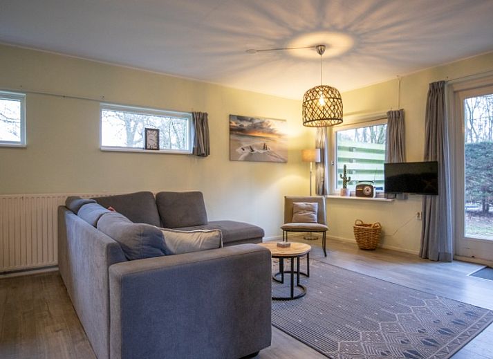 Gezellig vakantiehuis Nieuwlanderweg 69 met rieten dak in De Koog, Texel, omringd door groen en een ruim terras.