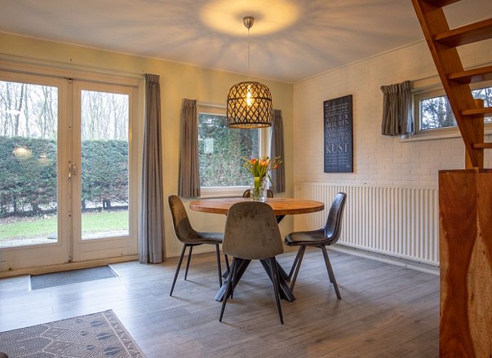 Gezellig vakantiehuis Nieuwlanderweg 69 met rieten dak in De Koog, Texel, omringd door groen en een ruim terras.