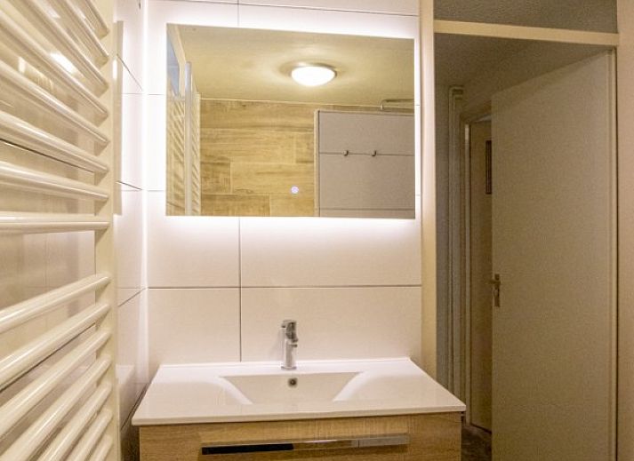 Rustige omgeving van vakantiehuis Nieuwlanderweg 69 in De Koog, Texel, met een kronkelend pad door de tuin.