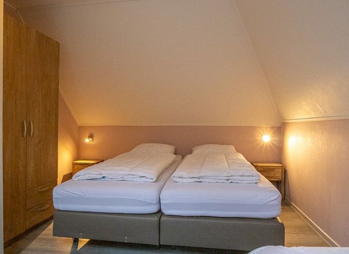 Rustige omgeving van vakantiehuis Nieuwlanderweg 69 in De Koog, Texel, met een kronkelend pad door de tuin.