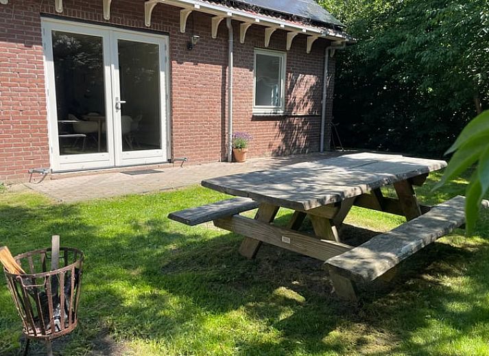 Geniessen Sie den gruenen Garten des Ferienhauses in Oosterend Texel, Watteninseln, mit Picknicktisch und Sitzgelegenheiten.