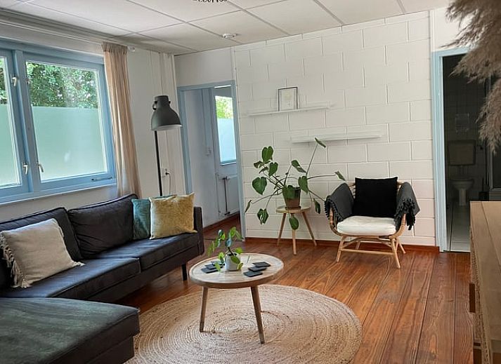 Picknicktisch im Garten des Ferienhauses in Oosterend Texel, ideal fuer Mahlzeiten im Freien.