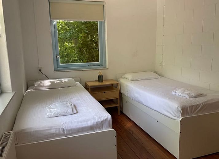 Picknicktisch im Garten des Ferienhauses in Oosterend Texel, ideal fuer Mahlzeiten im Freien.