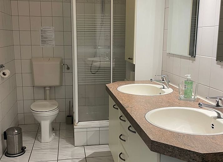 Sonniger Garten im Ferienhaus in Oosterend Texel, Watteninseln, mit Terrasse und Sitzgelegenheit.