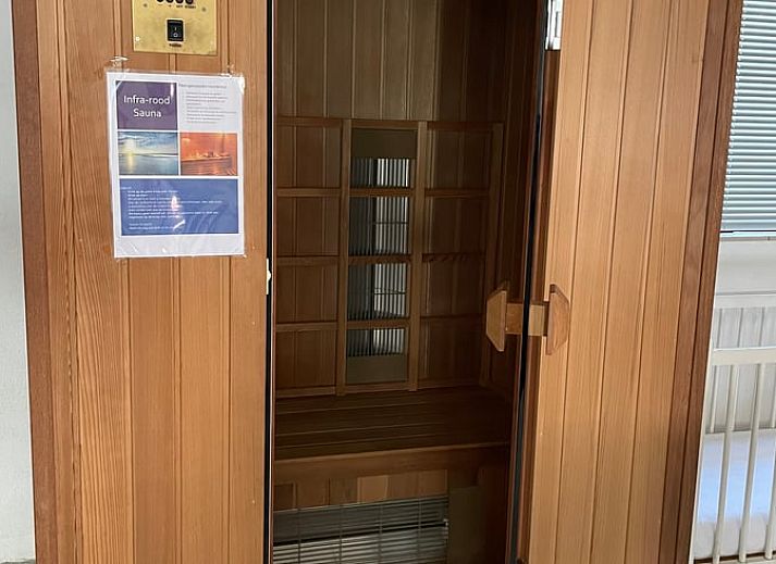 Sonniger Garten im Ferienhaus in Oosterend Texel, Watteninseln, mit Terrasse und Sitzgelegenheit.