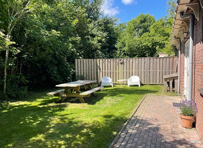Blick vom Esszimmer des Ferienhauses in Oosterend Texel, mit Zugang zum Garten.