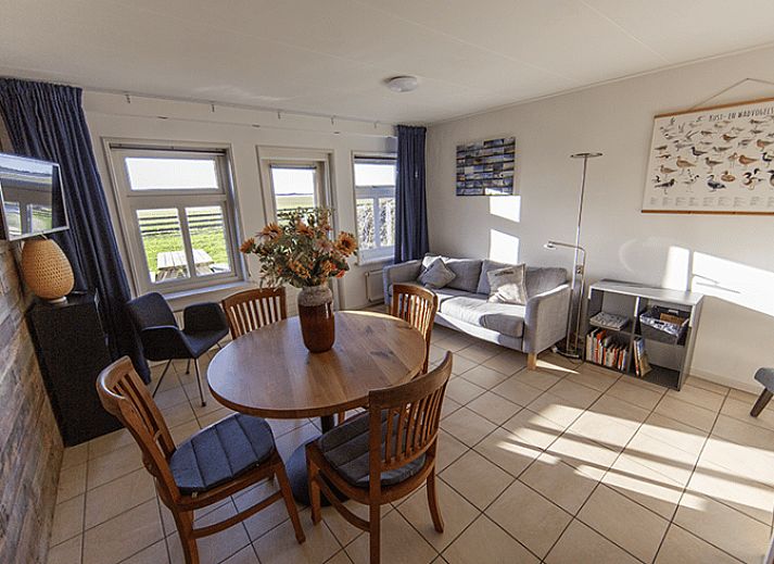 Luchtfoto van Vakantiehuisje in Oosterend Texel met uitzicht op zee en groene velden op de Waddeneilanden.