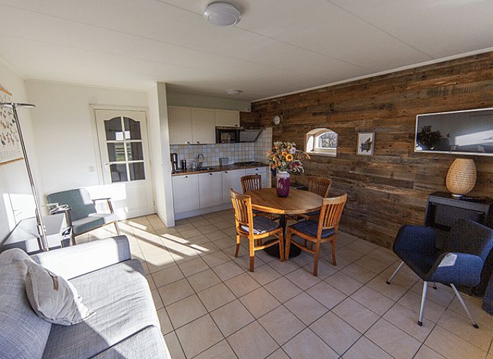 Luchtfoto van Vakantiehuisje in Oosterend Texel met uitzicht op zee en groene velden op de Waddeneilanden.