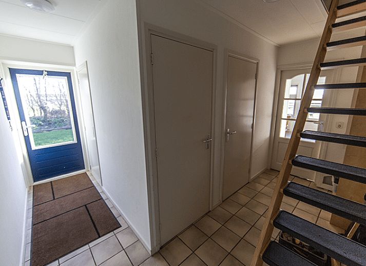 Ingang van Vakantiehuisje in Oosterend Texel omgeven door weelderige natuur op de Waddeneilanden.