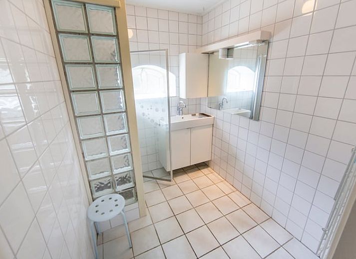 Ingang van Vakantiehuisje in Oosterend Texel omgeven door weelderige natuur op de Waddeneilanden.