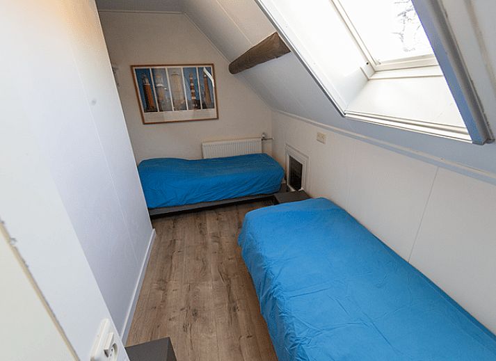 Ingang van Vakantiehuisje in Oosterend Texel omgeven door weelderige natuur op de Waddeneilanden.