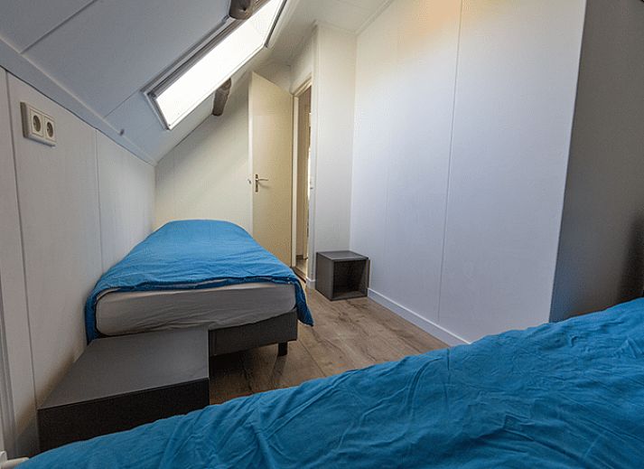 Wegwijzer naar gastenverblijf bij Vakantiehuisje in Oosterend Texel, gelegen in de rustige natuur.