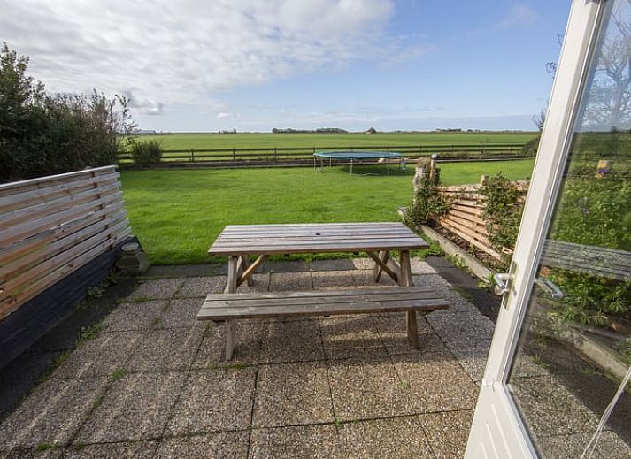 Wegwijzer naar gastenverblijf bij Vakantiehuisje in Oosterend Texel, gelegen in de rustige natuur.