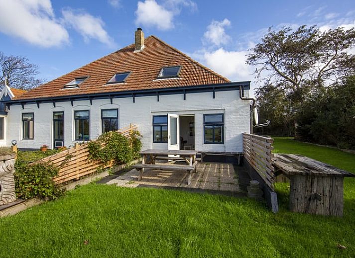 Wegwijzer naar gastenverblijf bij Vakantiehuisje in Oosterend Texel, gelegen in de rustige natuur.