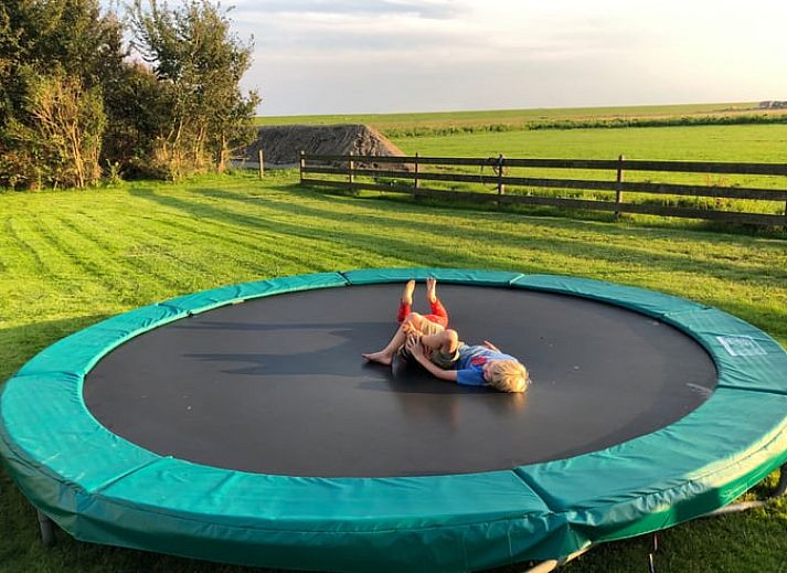 Wegwijzer naar gastenverblijf bij Vakantiehuisje in Oosterend Texel, gelegen in de rustige natuur.