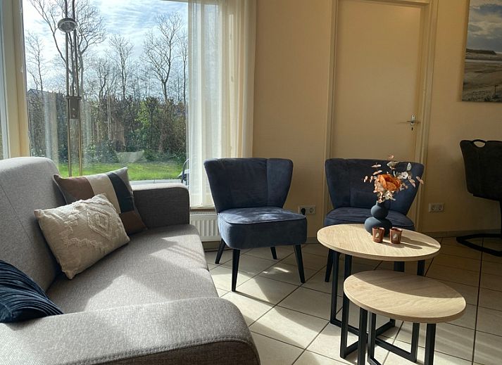 North Sea vacation home in Oosterend, Texel with sunny terrace and comfortable outdoor chairs.