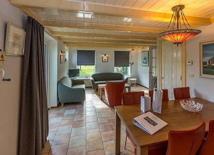 Voorzijde van Gouden Rijder vakantiehuis in Oosterend, Texel, met traditionele architectuur en groene heg.