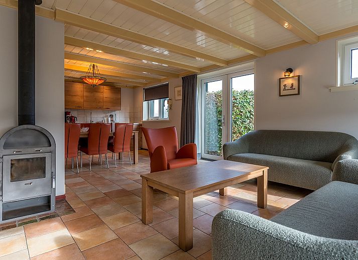 Voorzijde van Gouden Rijder vakantiehuis in Oosterend, Texel, met traditionele architectuur en groene heg.