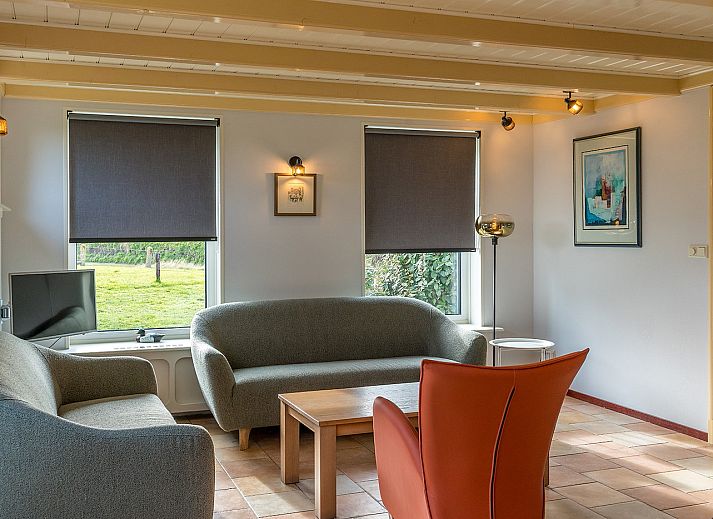 Voorzijde van Gouden Rijder vakantiehuis in Oosterend, Texel, met traditionele architectuur en groene heg.