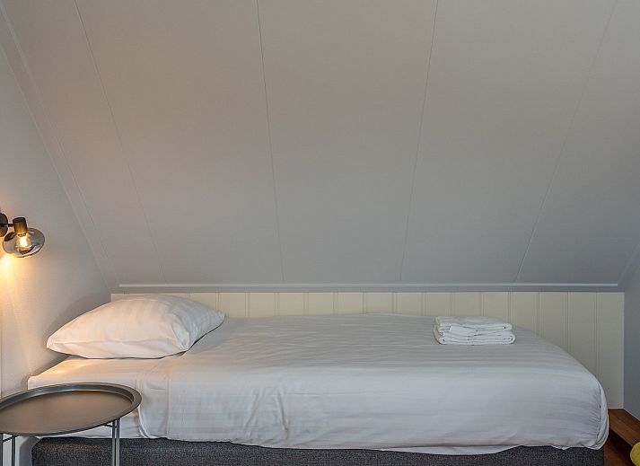 Open keuken en eetkamer in Gouden Rijder vakantiehuis, Oosterend, Texel, met een houtkachel voor extra sfeer.