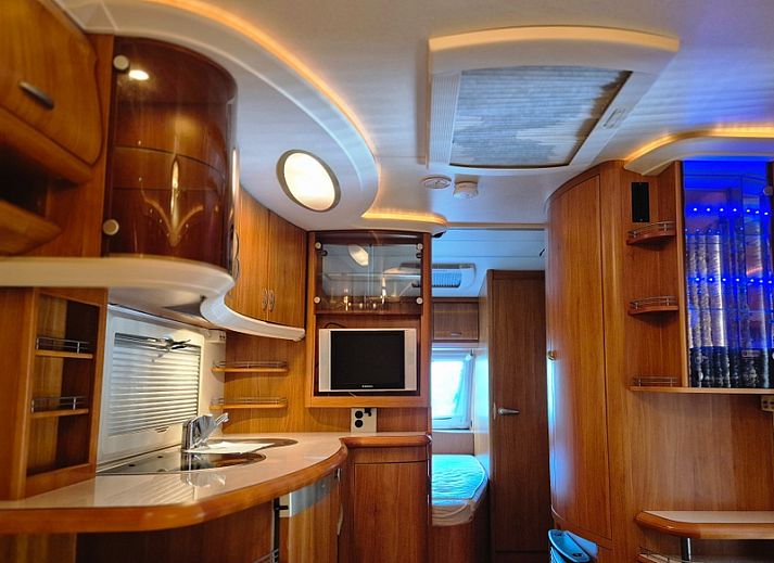 Der Wohnwagen mit Vorzelt in Oosterend, Texel, bietet Ihnen einen entspannten Urlaub inmitten der Natur und der Ruhe auf den Watteninseln.