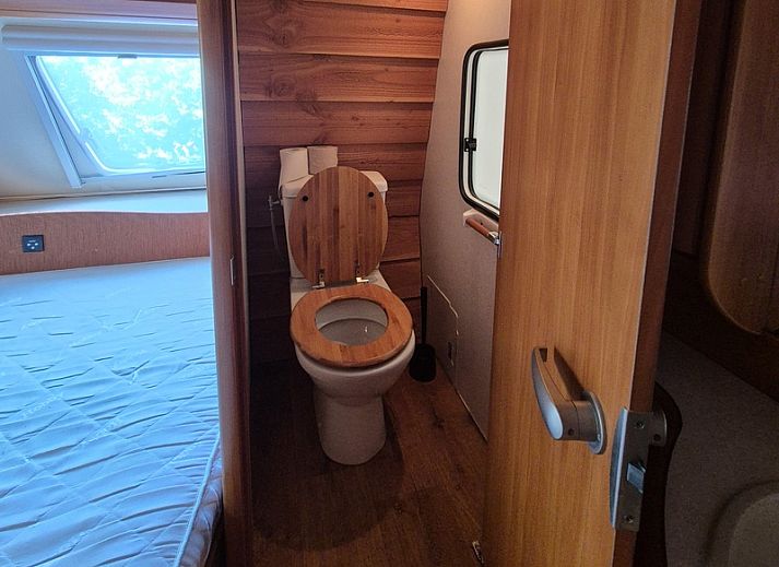 Der Wohnwagen mit Vorzelt in Oosterend, Texel, bietet Ihnen einen entspannten Urlaub inmitten der Natur und der Ruhe auf den Watteninseln.