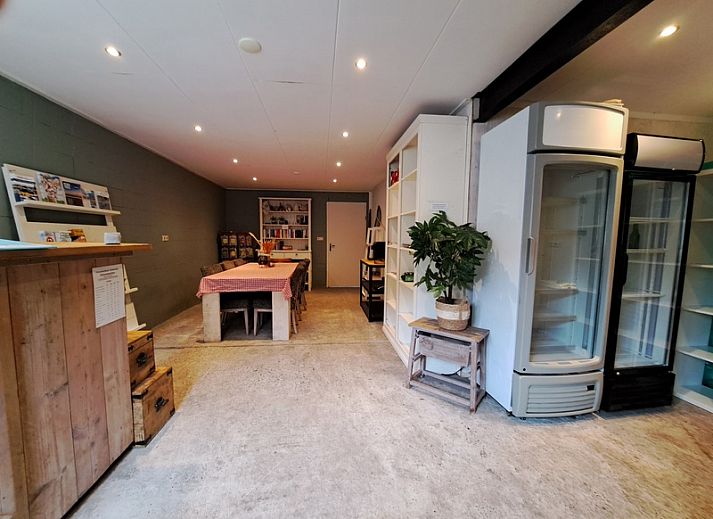 Modern eingerichteter Wohnwagen mit Vorzelt in Oosterend, Texel, Watteninseln mit Luxuskueche und komfortablem Schlafzimmer.