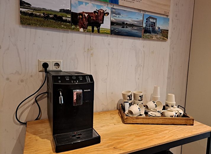 Modern eingerichteter Wohnwagen mit Vorzelt in Oosterend, Texel, Watteninseln mit Luxuskueche und komfortablem Schlafzimmer.