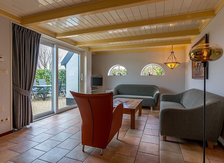 Aerial view of Zilverling vacation home in Oosterend, Texel with surrounding green fields.