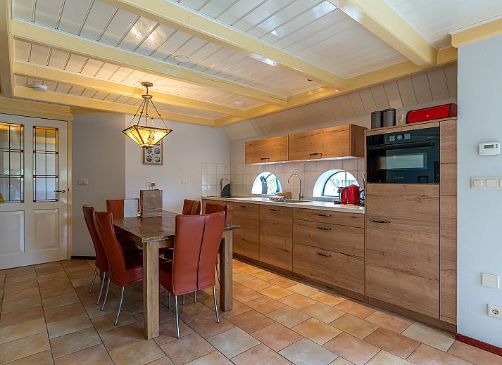 Aerial view of Zilverling vacation home in Oosterend, Texel with surrounding green fields.