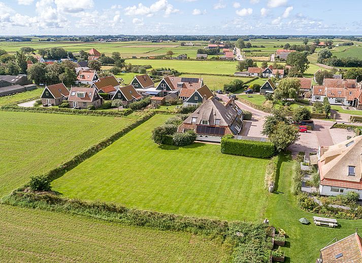 Modern kitchen and dining area in Zilverling vacation home, Oosterend, Texel.
