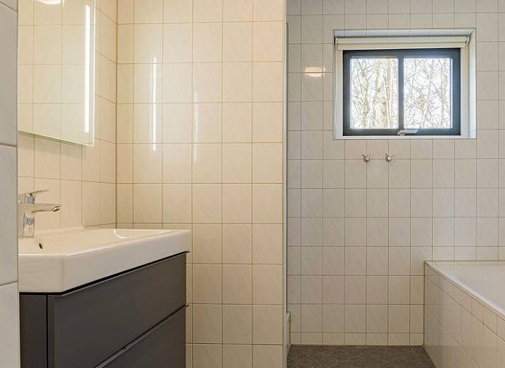 Spacious outdoor area of vacation home Type III - No. 21E Storm Gull in Oosterend, Texel, perfect for relaxation on the Wadden Islands.