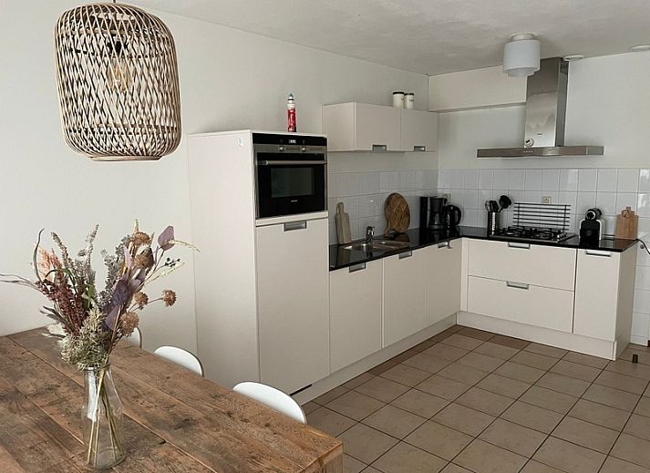 Type II - nr. 47 Koolmees, vakantiehuis in Oosterend, Texel met charmante rode gevel en groene tuin.