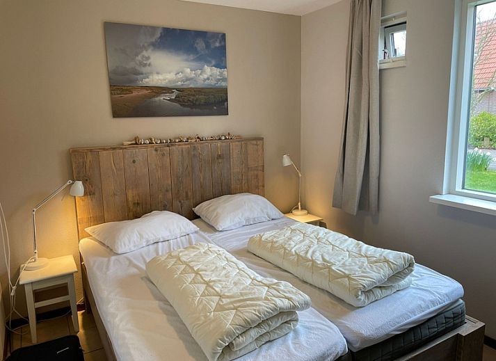 Ruime woonkamer in Type II - nr. 47 Koolmees, vakantiehuis Oosterend, Texel met comfortabele bruine banken.