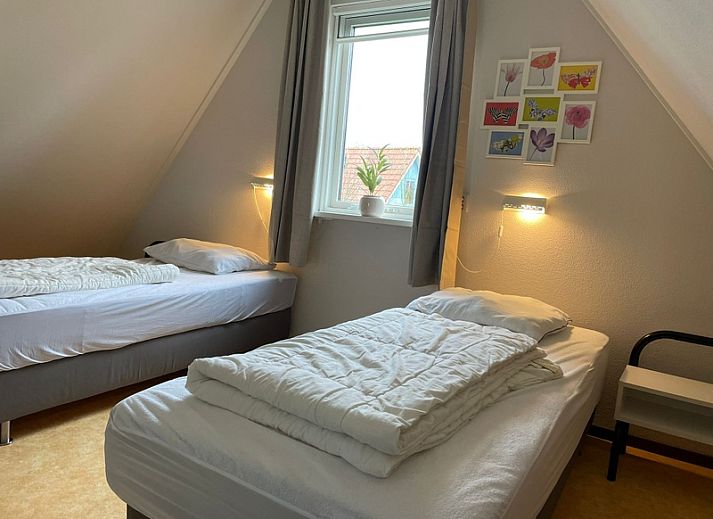 Ruime woonkamer in Type II - nr. 47 Koolmees, vakantiehuis Oosterend, Texel met comfortabele bruine banken.