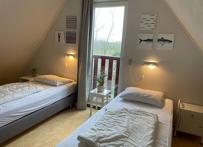 Ruime woonkamer in Type II - nr. 47 Koolmees, vakantiehuis Oosterend, Texel met comfortabele bruine banken.