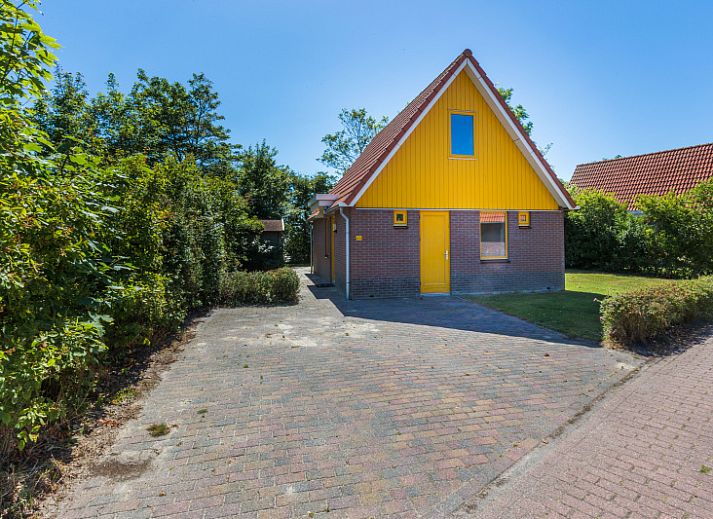 Type II - nr. 65 Reiger, vakantiehuis in Oosterend Texel, met kleurrijke gevel en groene omgeving.