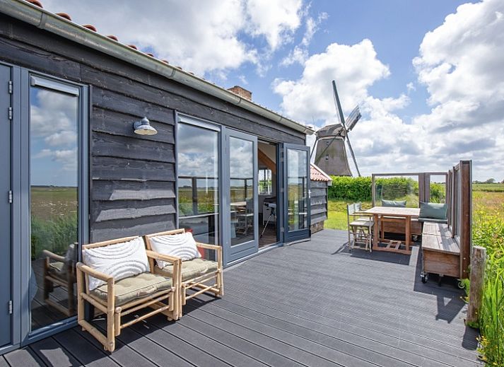 Uitzicht op de molen vanaf ZoWad - Molenhuisje Beaufort, vakantiehuis in Oosterend Texel, omgeven door natuur.