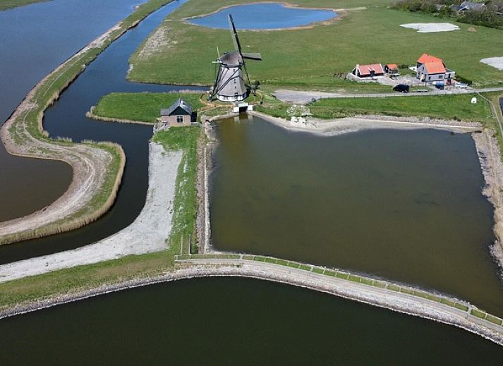 Uitzicht op de molen vanaf ZoWad - Molenhuisje Beaufort, vakantiehuis in Oosterend Texel, omgeven door natuur.