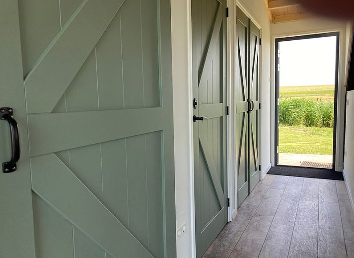 Uitzicht op de molen vanaf ZoWad - Molenhuisje Beaufort, vakantiehuis in Oosterend Texel, omgeven door natuur.
